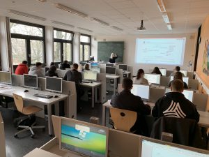 Multimedia-Saal mit versenkbaren Monitoren