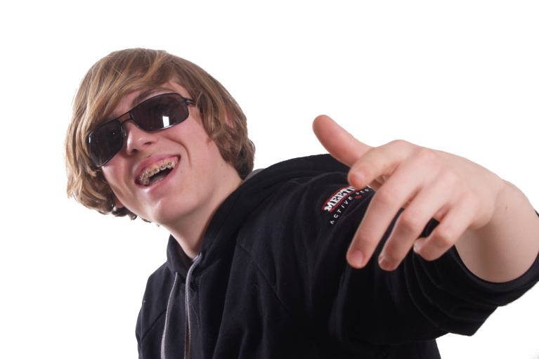 junge_mit_brille_zahnspange_zoonar_697577_freigestellt_hoehe_500